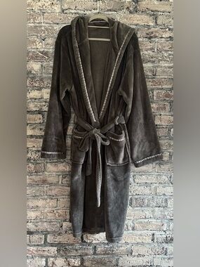 Plush Hooded Bathrobe with belt. Very Soft and Cozy smoke/pet free home. Unisex